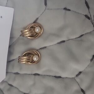 14 k gold earring with pearl